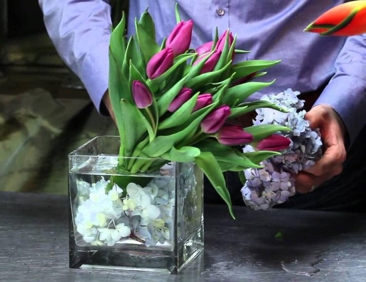 fruehlingsdeko-lila-tulpen-hortensien-quadratische-glasvase