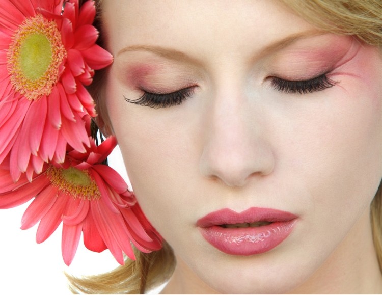 fruhlings-make-up-gerbera-blumen-nuance-rosa-beige