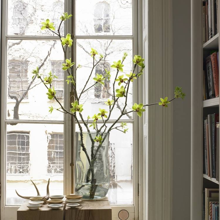 fruhlingsdeko-zweigen-ideen-fensterdeko-vase-glas-orchidee-minimalistisch