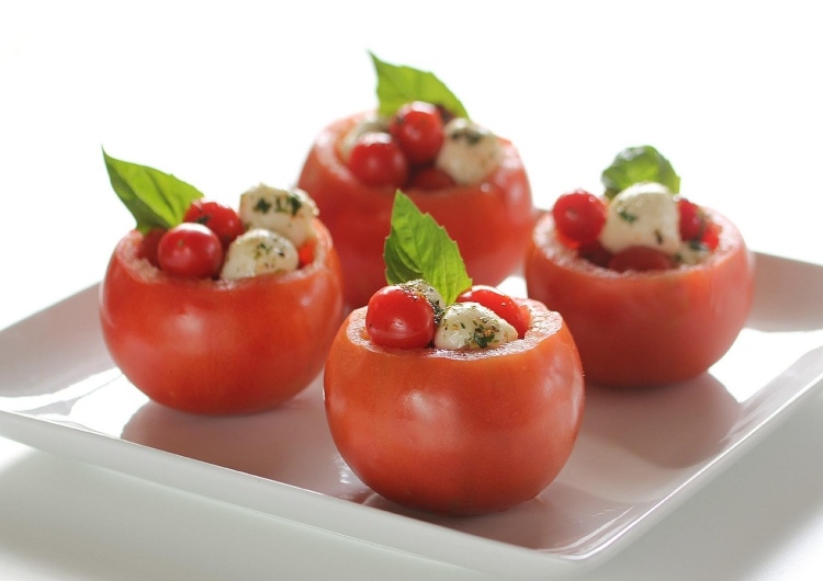Garnieren und verzieren -salat-ausgehoehlte-tomaten-mozzarella