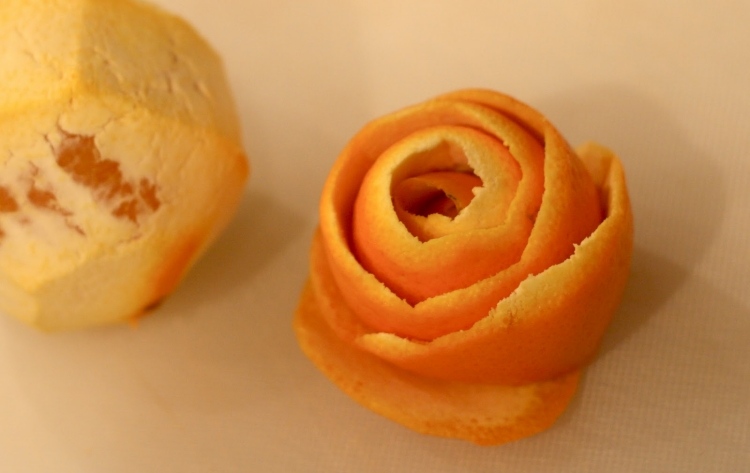 garnieren-verzieren-speisen-obst-orange-schale-blume-torte-dessert-deko