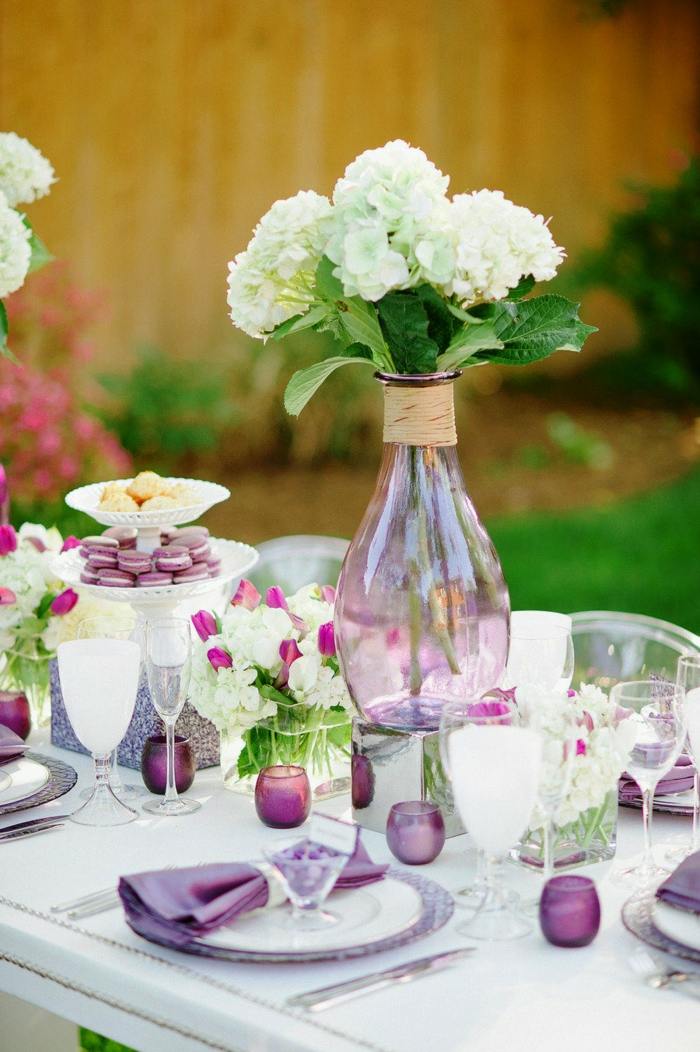 garten hochzeit frühling vase glas lila blumen weiß
