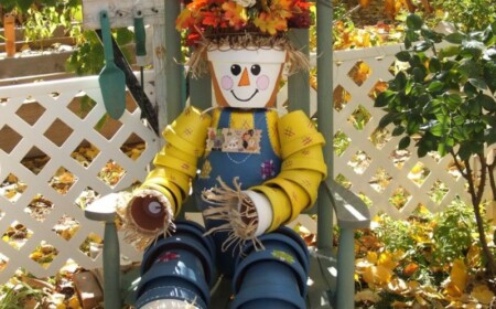 gartendeko aus tontöpfen vogelscheuche witzig idee stuhl herbst