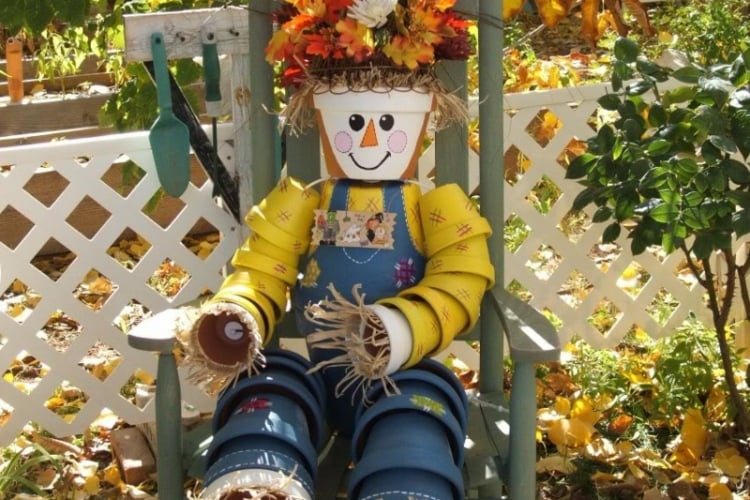 gartendeko aus tontöpfen vogelscheuche witzig idee stuhl herbst