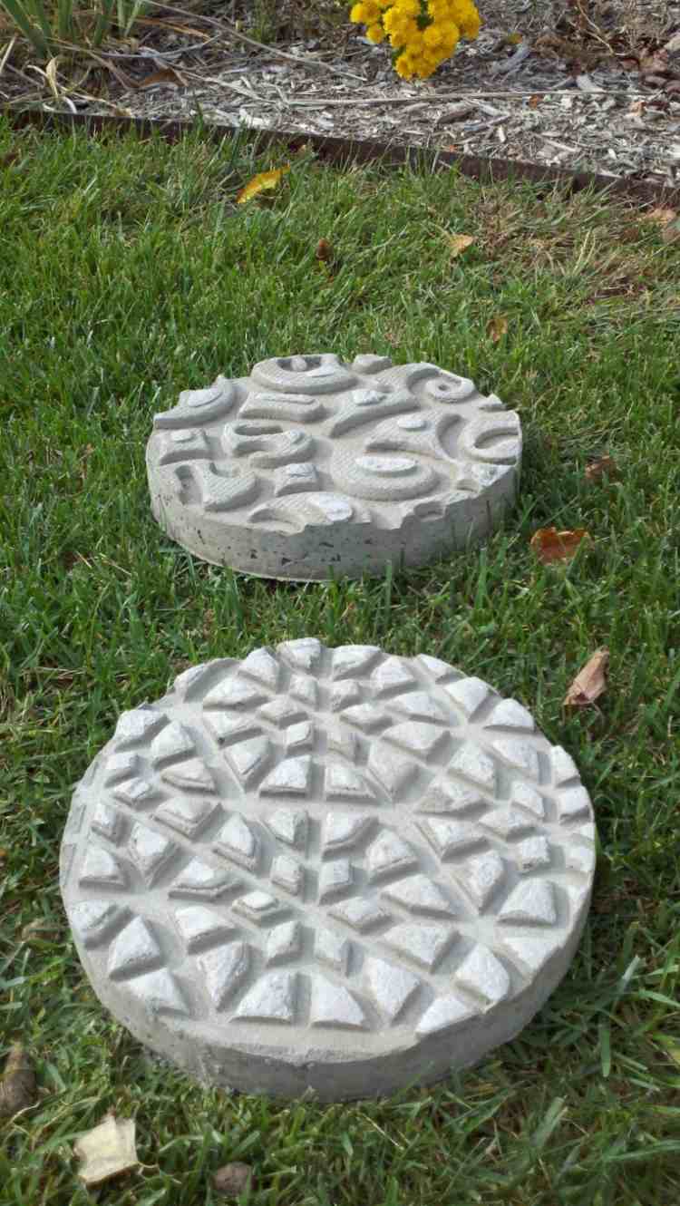 gartendeko-beton-runde-trittsteine-muster-textur