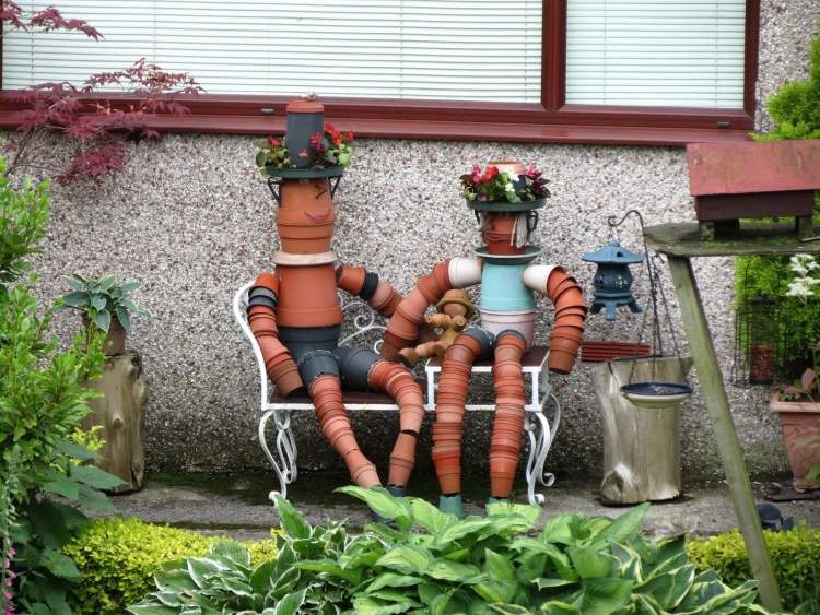 Gartendeko aus Tontöpfen basteln-figuren-mann-frau-sitzbank