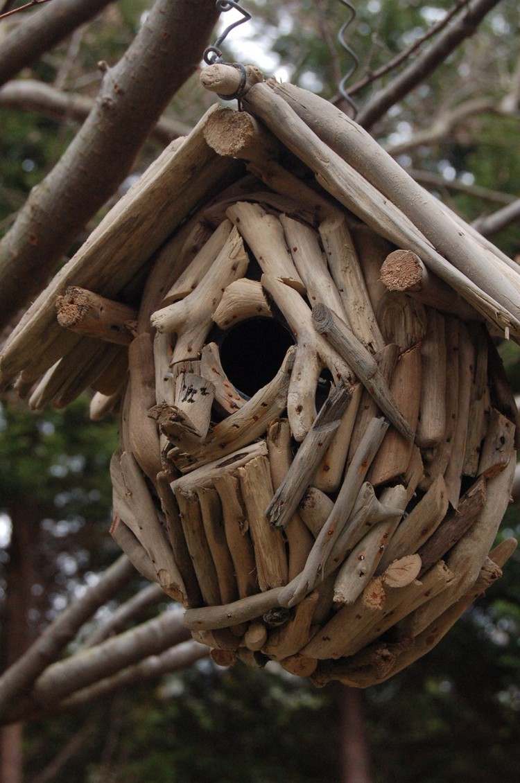 Gartenkunst aus Treibholz vogelhaus-kugelform-natuerliche-farbe