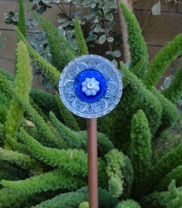 gartenstecker-basteln-ideen-glasteller-blau
