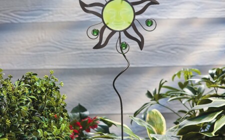 gartenstecker basteln sonne blume metall glitzersteine blumenbeet