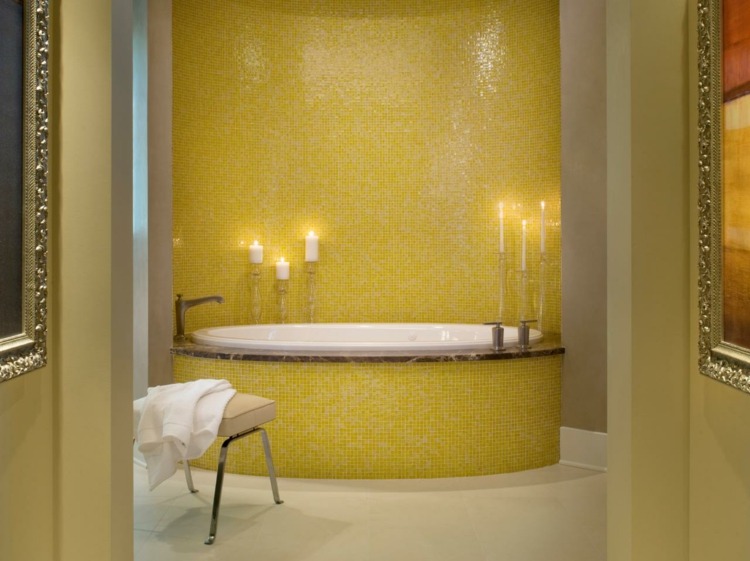 gelbes bad fliesen badewanne mosaik design idee extravagant