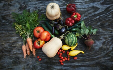 gemüse im spätsommer mohrrueben paprika kuerbis rueben