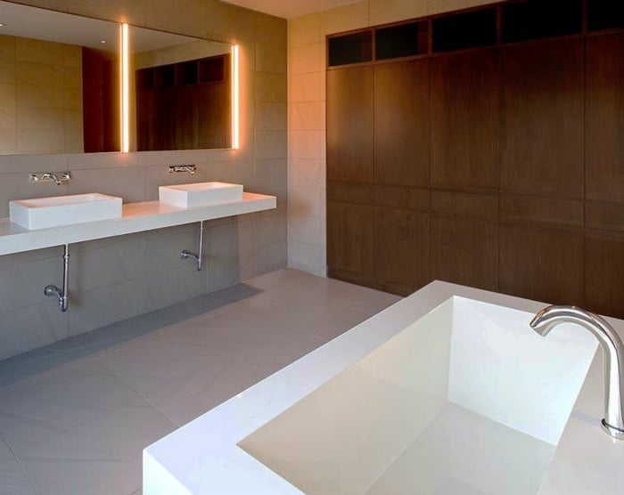 grau weisses bad badewanne badspiegel mit beleuchtung seite