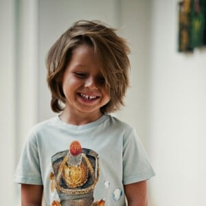 haarschnitte und kinderfrisuren lange haare jungs zerzaust look t-shirt