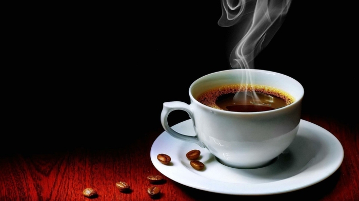 heißer espresso kaffee schwarz tasse porzellan unterteller