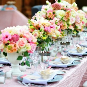 hochzeit dekorieren garten tisch rosen blumensträuße frühlingsblumen