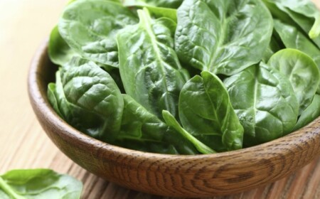 holz schuessel spinat blaetter frisch garten salat