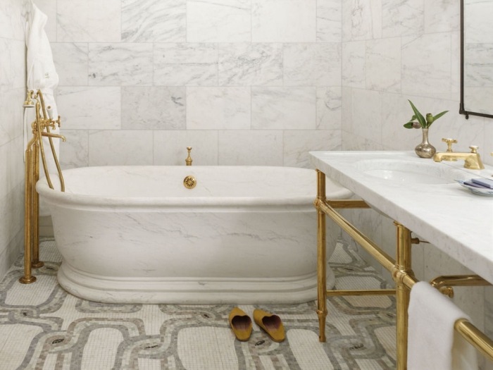 ideen-badezimmer-gestaltung-marmor-badewanne-goldene-rohre-mosaikboden