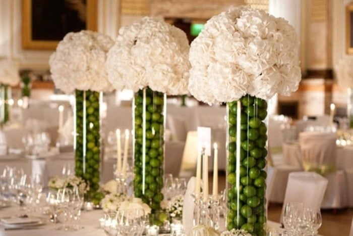 ideen-dekoration-sommerhochzeit-farben-grün-weiß-Vasen-Blumensträuße