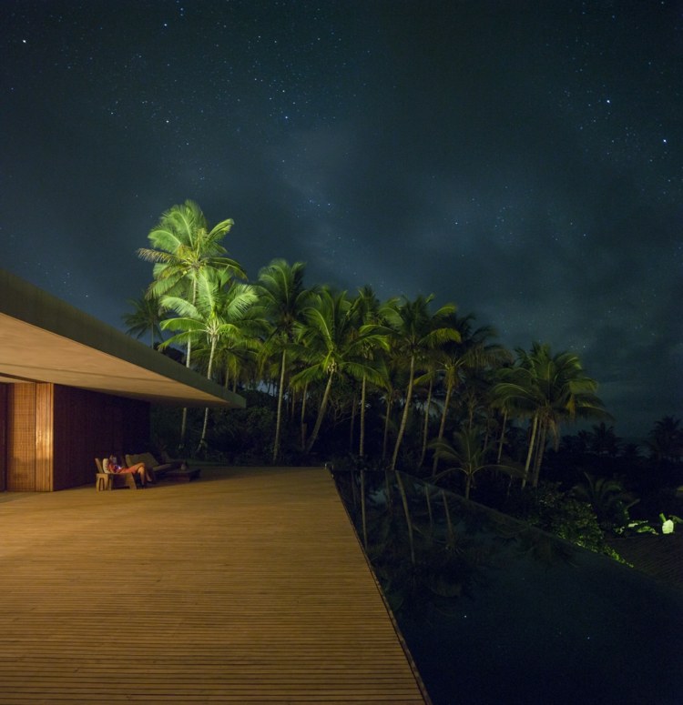 infinity pool terrasse holz fussboden nacht palmen