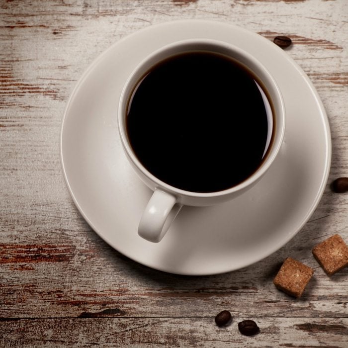 kaffee maschine schwarz tasse kaffeebohne unterteller
