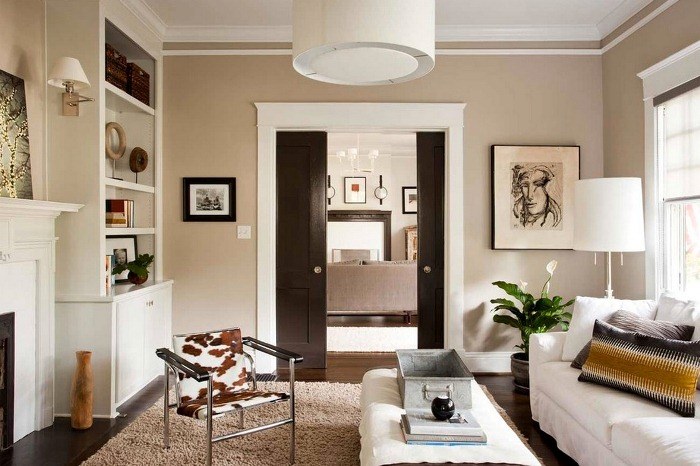 komfort wohnzimmer farben weiss beige sofa regal kamin