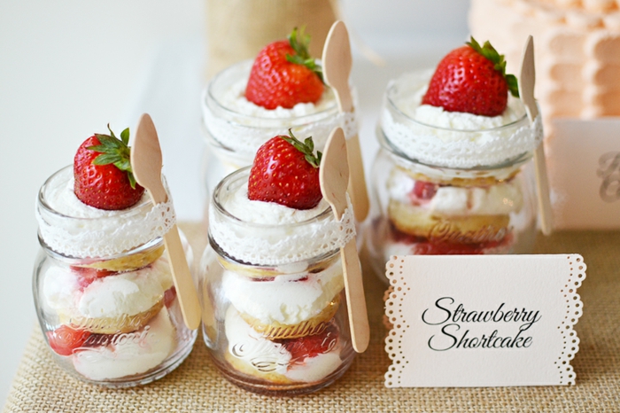 Dessert Tisch mit Erdbeeren - Inspirationen für die Hochzeit