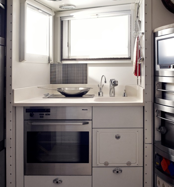 küche wohnwagen kiravan ofen modern spüle fenster pfanne
