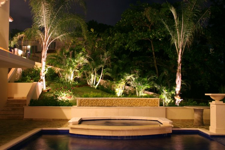 led gartenbeleuchtung pool-hang-bepflanzung-tropisch