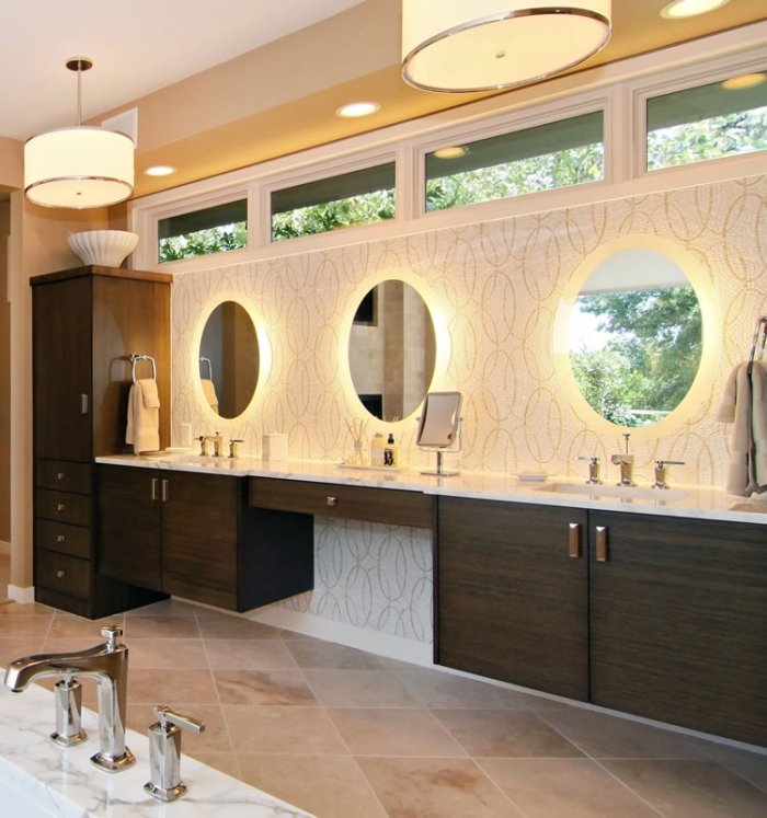 licht-design-badezimmer-beleuchtung-ideen-spiegel-wand-pendellampen