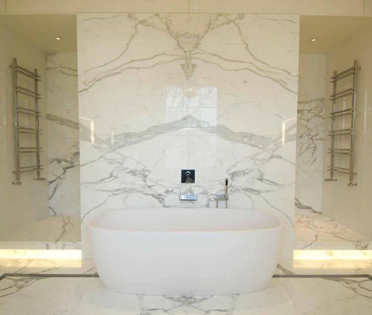 marmor-bad-weiss-indirekte-led-beleuchtung-stufen-badewanne