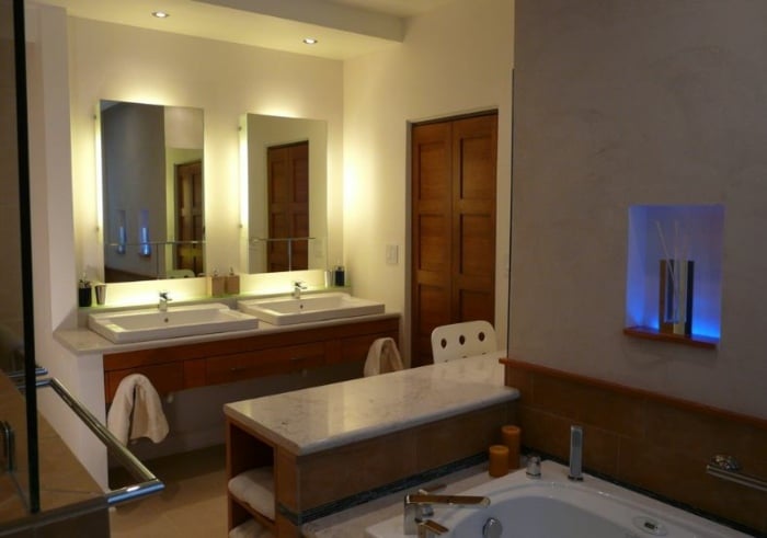 marmor badezimmer holz indirekte beleuchtung spiegel konsole