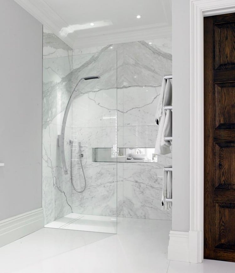 marmor-fliesen-badezimmer-wand-bodengleiche-dusche-glasabtrennung