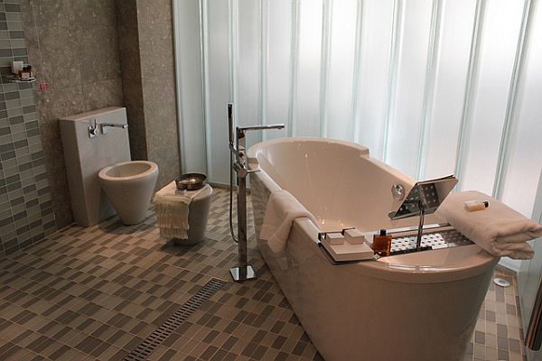 modern-Badezimmer-erfrischen-Bodengestaltung-Fliesen-farben-dezent