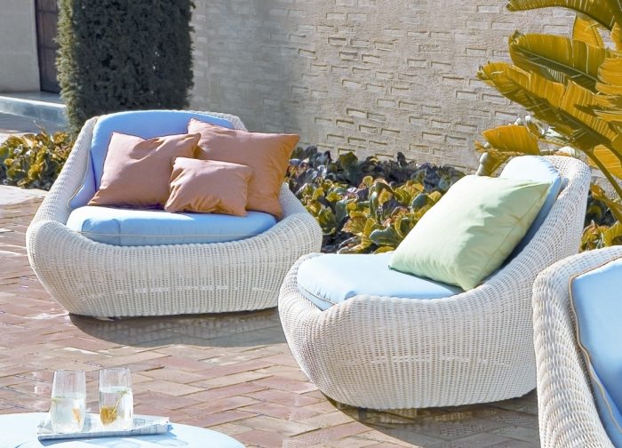modern-outdoor-möbel-geflochtene-sessel-kissenbezüge-auflagen-blau