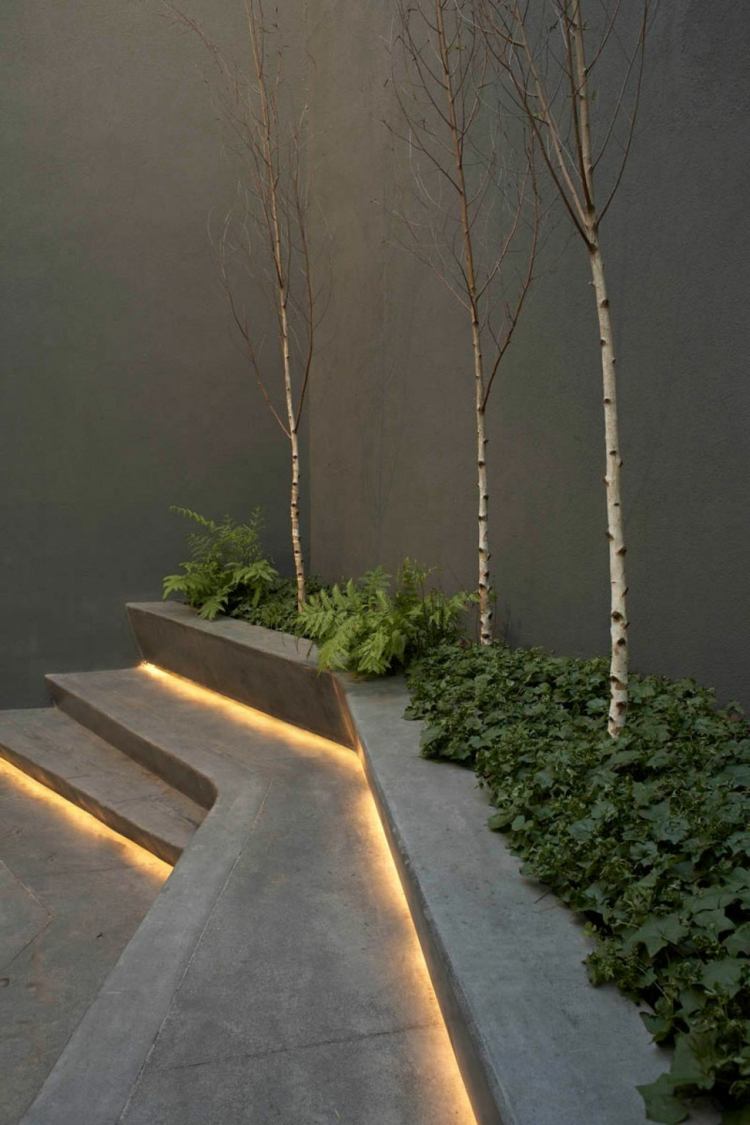 moderne-Stufen-beleuchtet-mit-Bäumen