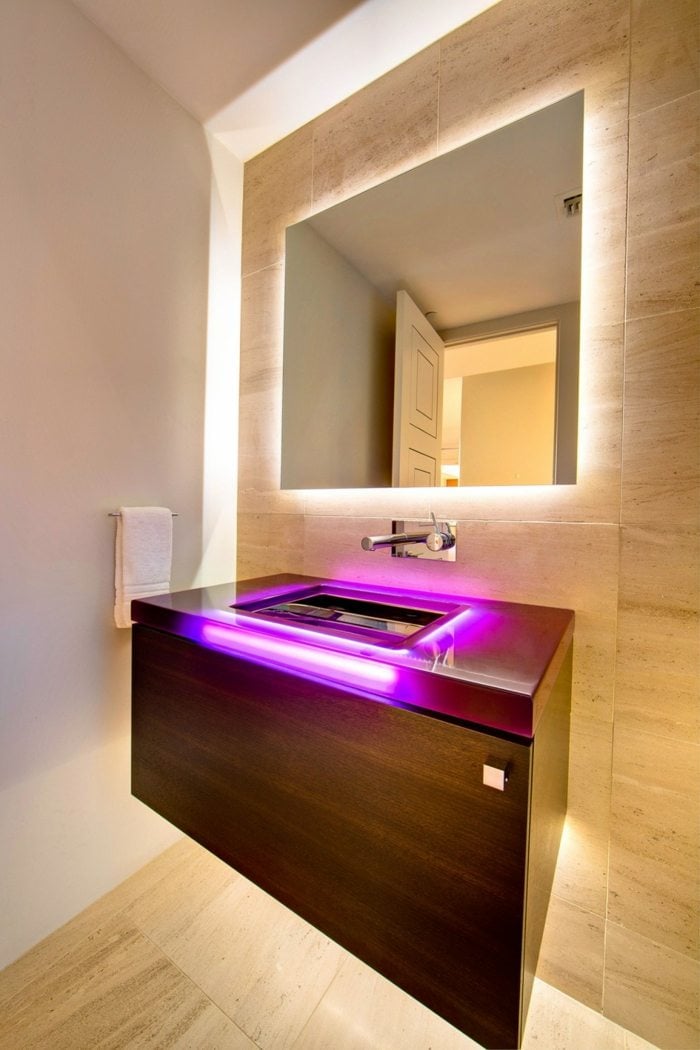 moderne einrichtung badezimmer beleuchtung pink konsole badspiegel