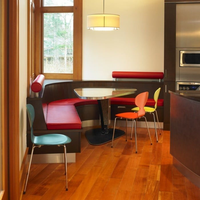 moderne einrichtung sitzecke in der küche bunt leder plastik stühle