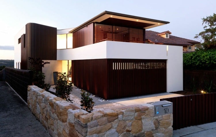 modernes-Haus-mit-Zaun-aus-Holz-und-Naturstein