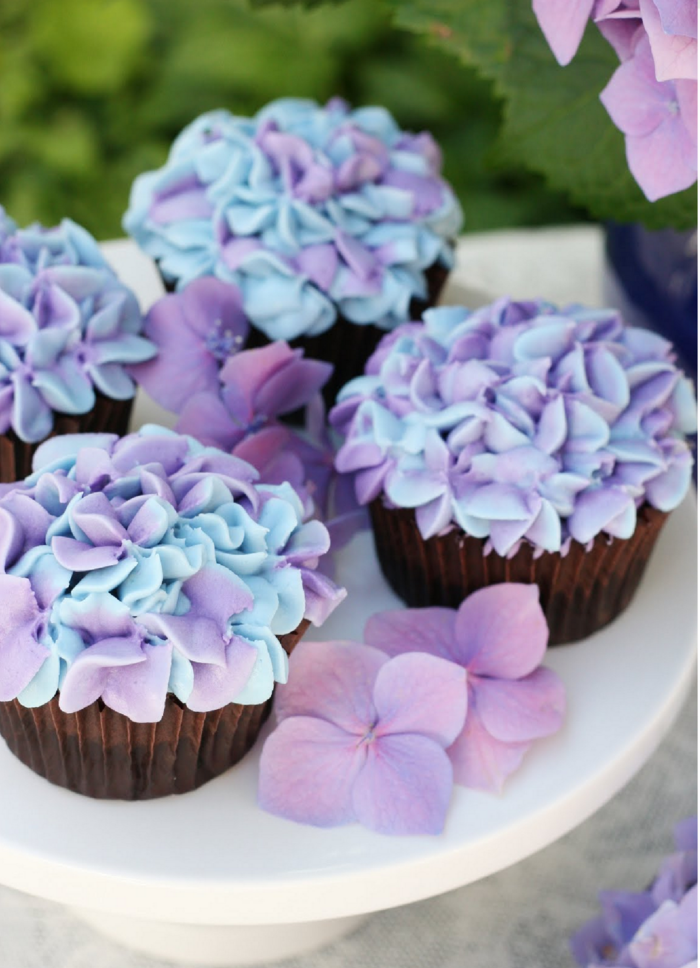 muffins brautparty essbare blumen blau lila dessert idee