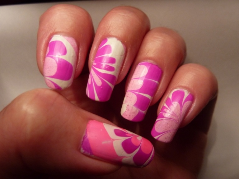 Nageldesign mit Wasser und Nagellack -nagel-design-marmor-effekt-finger-pink-rosa-weiss