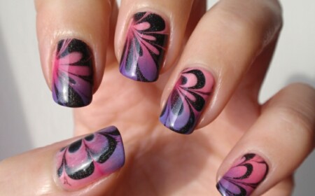 nageldesign mit wasser ombre marmor blumen motiv lila rosa