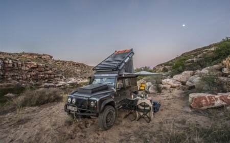 natur ausflug zelten geländewagen land rover markise