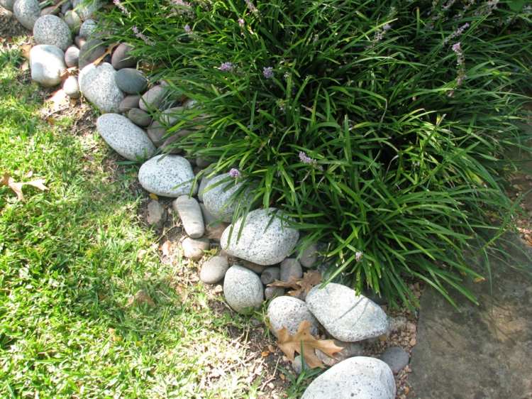 natürlicher-Zaun-aus-Steinen
