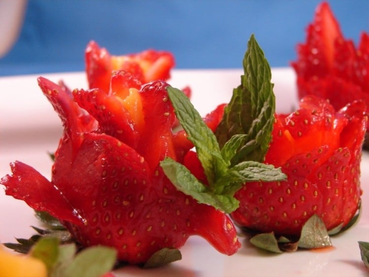 obst-schnitzen-erdbeeren-rosen-minze