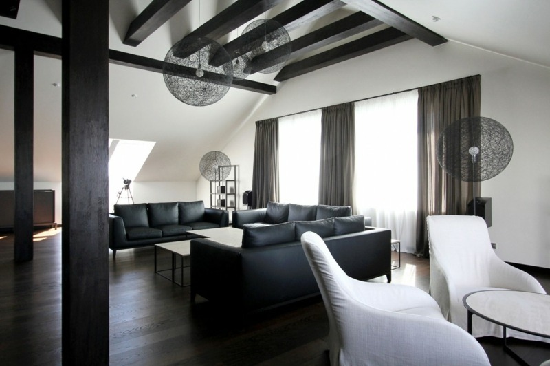 penthouse design wohnzimmer leder sofa dachbalken parkett
