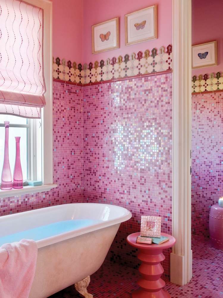 pinkes badezimmer design beistelltisch wanne vase jalousie