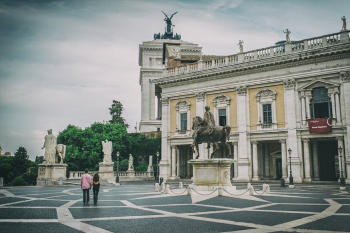 platz rom verlobung feiern statue romantische kulisse fotografieren