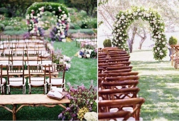 romantische-Sommer-Hochzeit-im-Garten-Traualtar-gestalten-Sitzbänke-Blumendeko