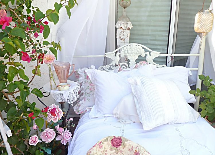 romantische deko outdoor bett rosen weiss vintage