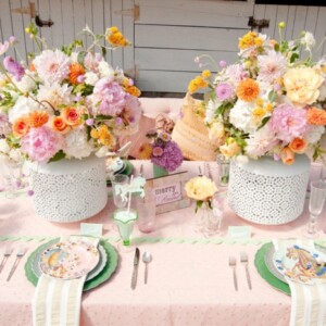 romantische tischdeko zur hochzeit frühling blumen vasen minze rosa